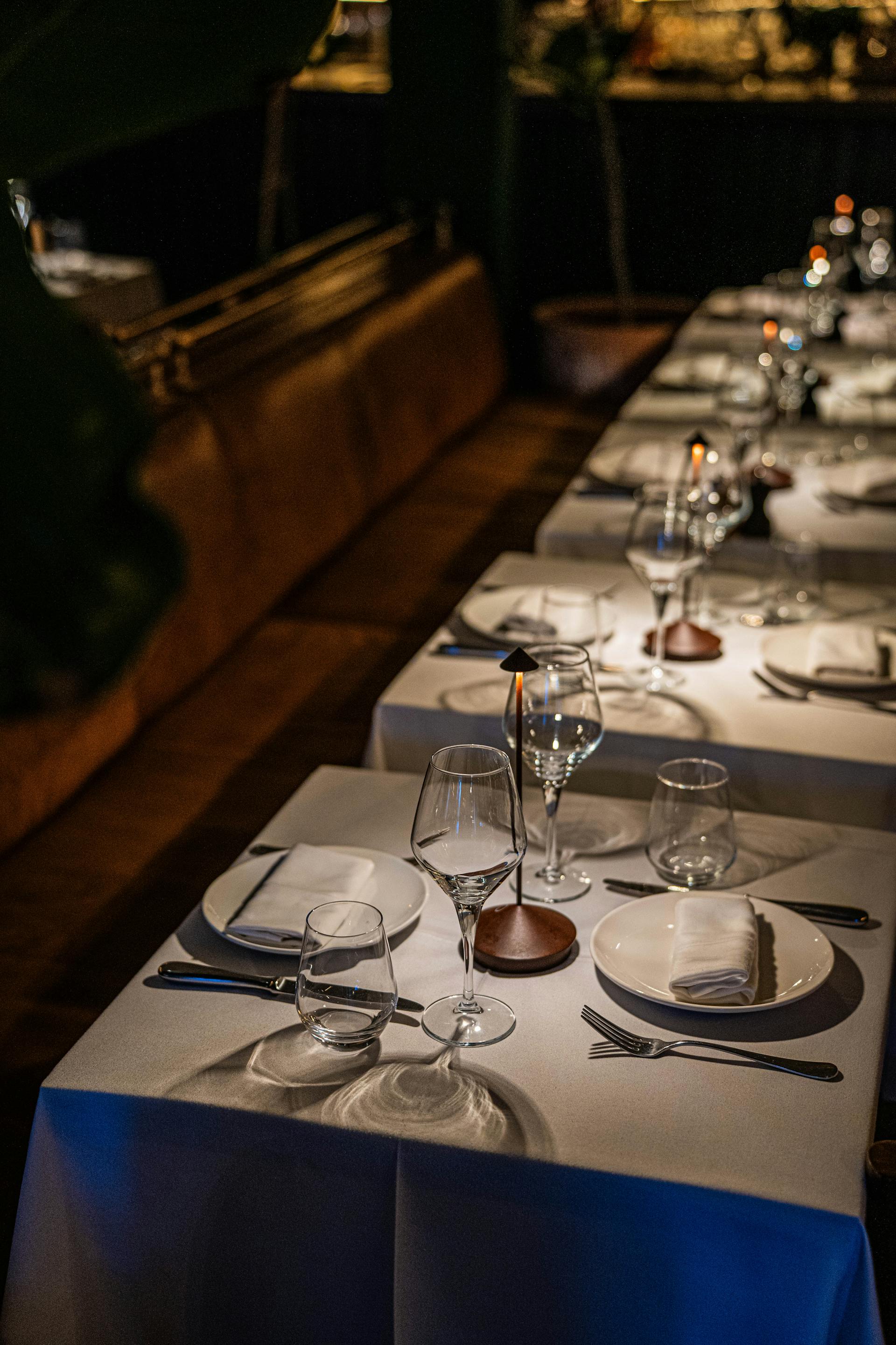 Table dressée bougies salle intime