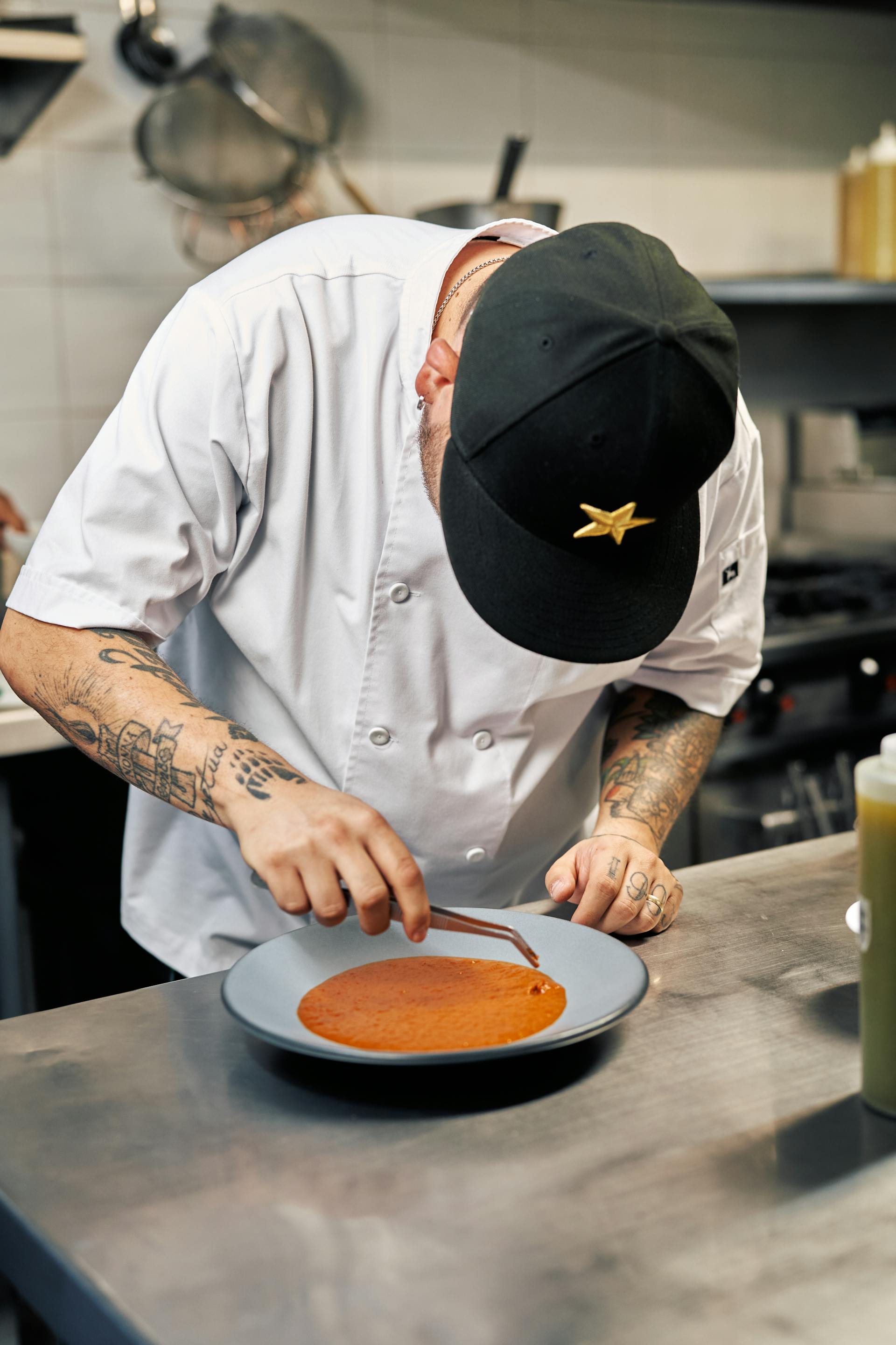 Le chef qui dresse une assiette de langoustines